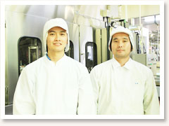 沖縄　EM玉城牧場牛乳　4 . 牛乳パックを機械にセットします。 