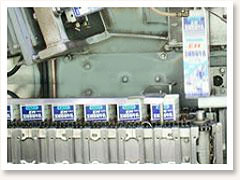 沖縄　EM玉城牧場牛乳　5 . セットされたパックが機械によって広げられます。 